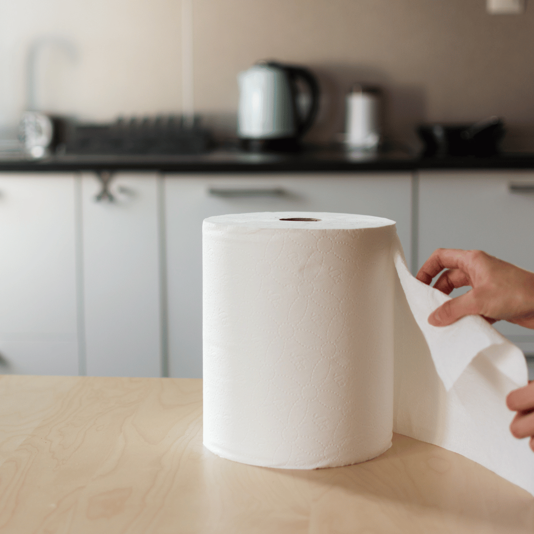 Rollo de papel secamanos ecológico 800GR en cocina profesional de Gran Canaria, ideal para hostelería y limpieza rápida.