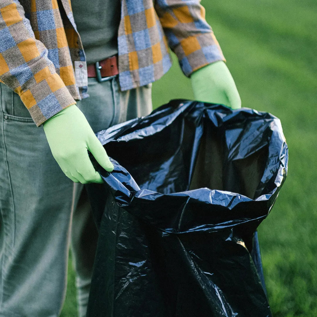 Jardinero trabajando con sacos de basura grandes y resistentes para uso profesional en Gran Canaria.