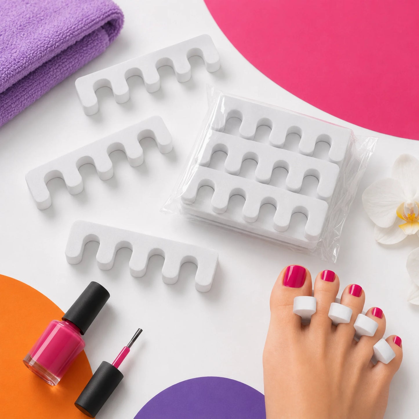 Composición de estudio con paquetes de separadores de dedos para pedicura, esmaltes y pies recién pintados