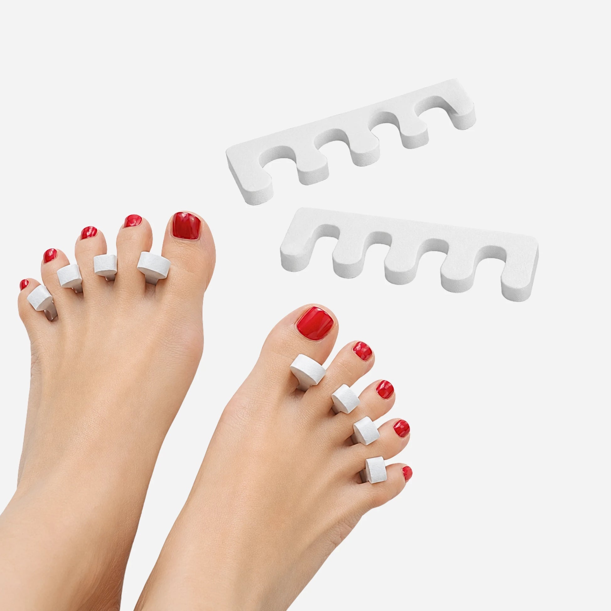 Separadores de dedos para pedicura junto a pies con las uñas pintadas de rojo en Gran Canaria
