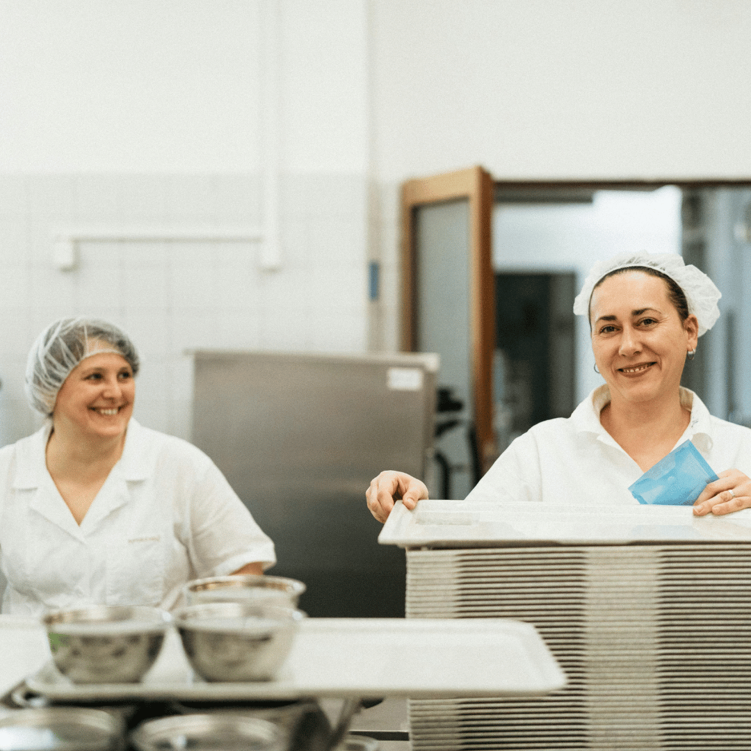 Servilletas para restaurantes y catering: 40x40 de 2 capas con cenefa y 30x40 PP 1/6 para presentación de cubiertos; imagen premium en Gran Canaria.