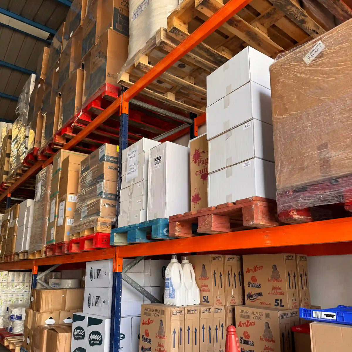 Almacén de DMP con suministros de oficina y consumibles para empresas en Gran Canaria.