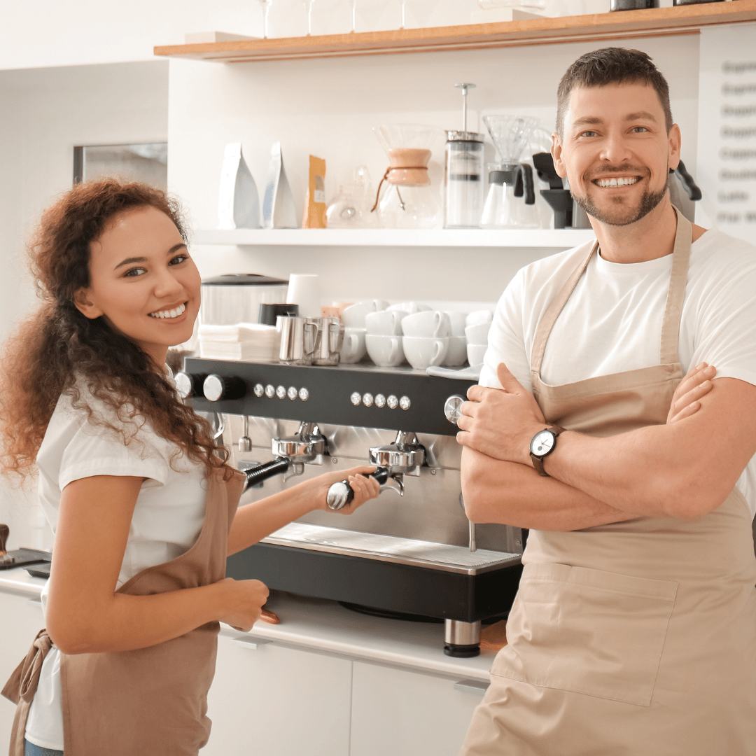 Dos trabajadores de hostelería utilizando servilletas de papel 40x40 blancas durante el servicio; solución higiénica y práctica para HORECA en Gran Canaria.