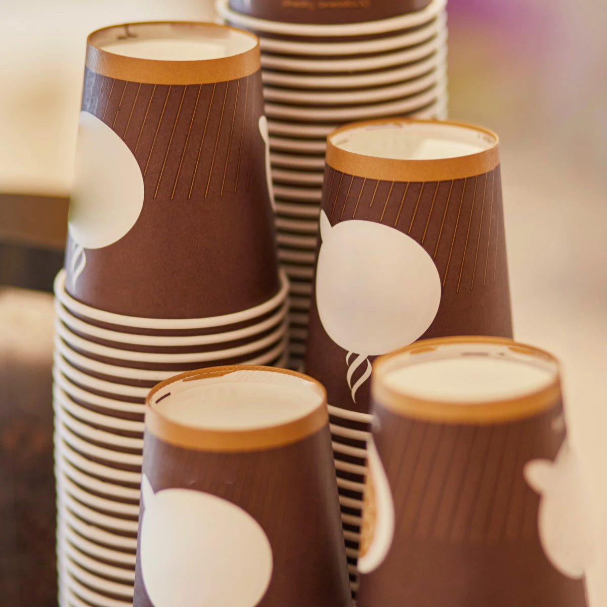 Vasos de cartón apilados en una cafetería para servir café y bebidas calientes para llevar en Gran Canaria.